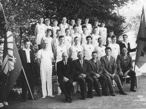 Die Turnriege der DJK Selbach nach der Bannerweihe im Jahre 1960
